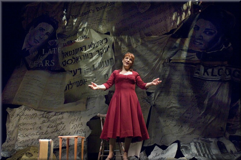 Yiddish Theatre piece by Naava Piatka, Better Don't Talk, with scenery design by Richard Finkelstein